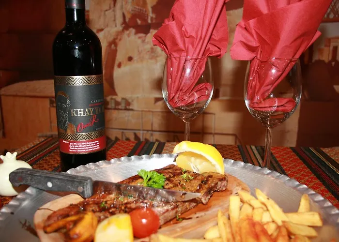 White Rose & Restaurant - 호텔 4*