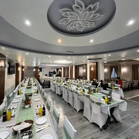 ホテル White Rose & Restaurant - 4*